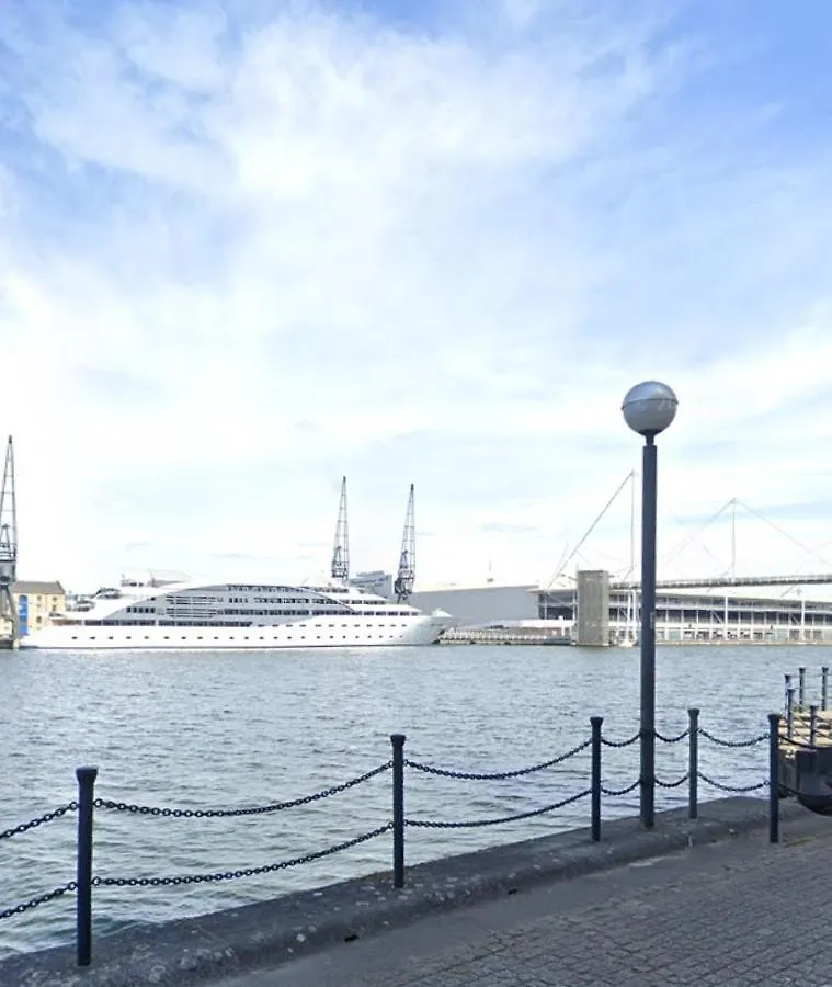 Luxury Riverview Apartment: Excel & Canary Wharf Proximity London