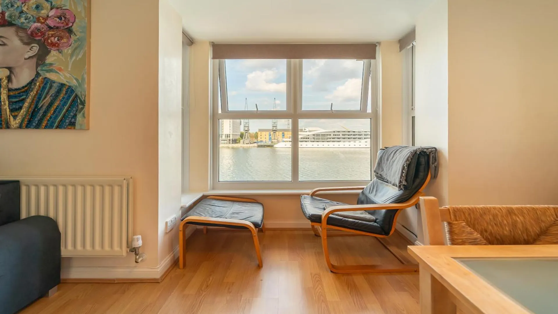 Luxury Riverview Apartment: Excel & Canary Wharf Proximity London Apartment