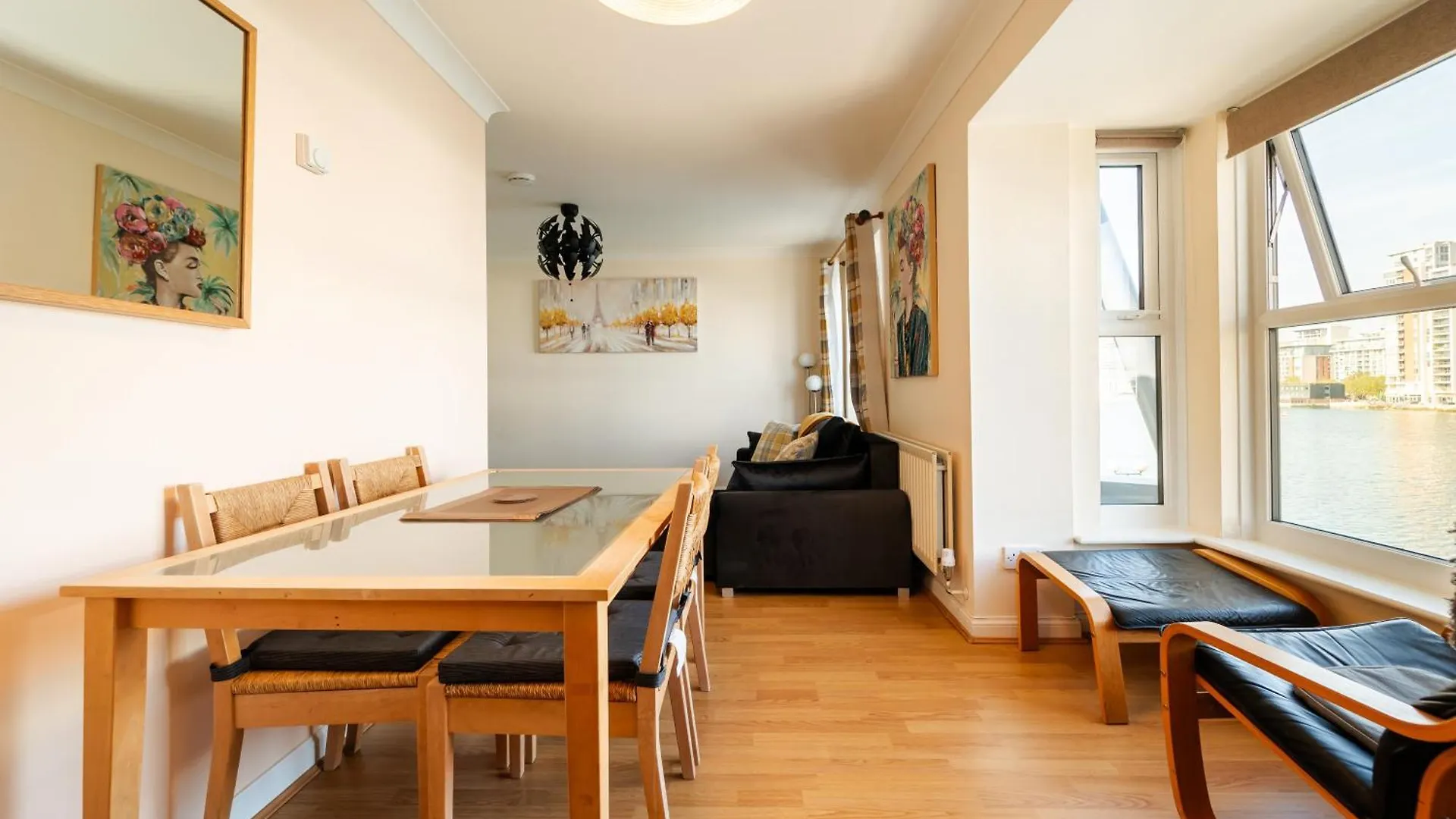 Luxury Riverview Apartment: Excel & Canary Wharf Proximity London