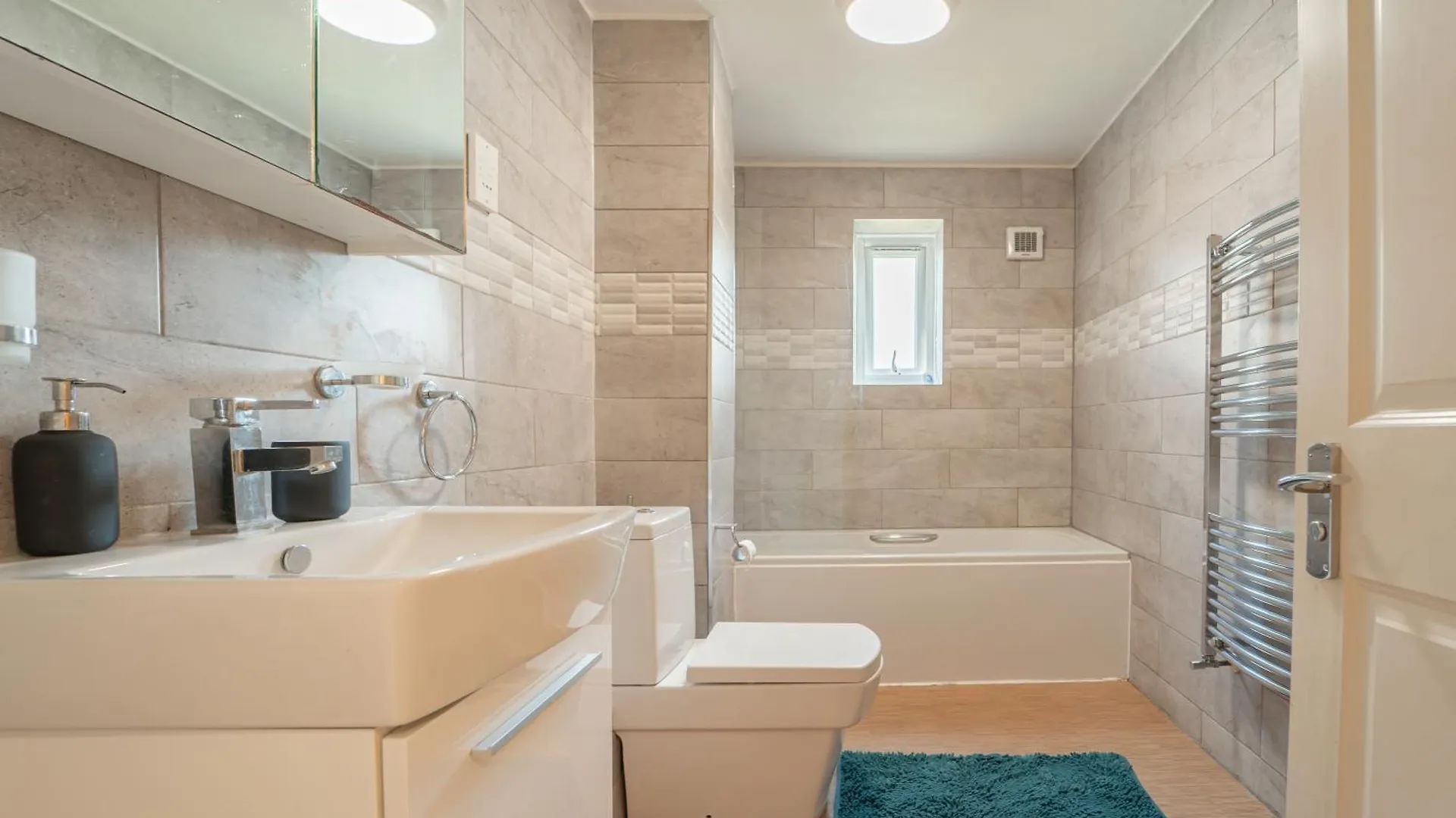 Luxury Riverview Apartment: Excel & Canary Wharf Proximity London Apartment