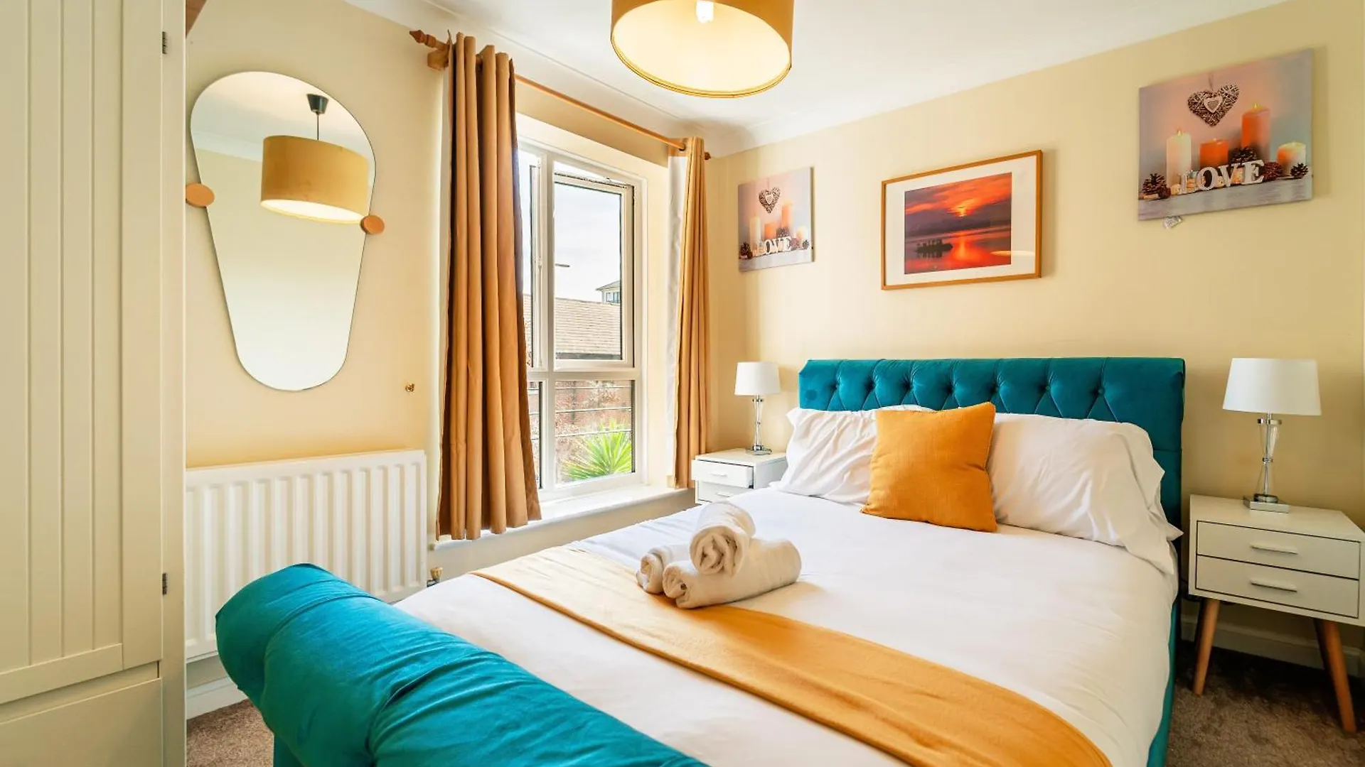 Luxury Riverview Apartment: Excel & Canary Wharf Proximity London